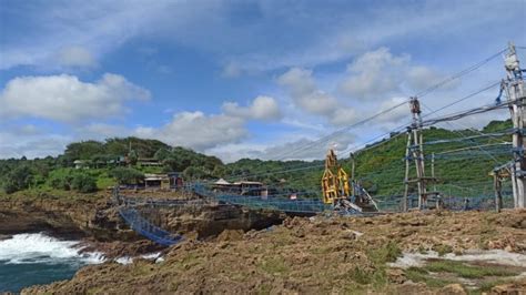 Rasakan Sensasi Naik Gondola Sebrangi Lautan Di Pantai Timang Berani Coba