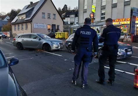 Dreis Tiefenbach Eine Person Nach Spurwechselunfall Verletzt