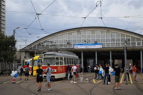 B365 VIDEO Sute de elevi bucureșteni au urcat în tramvaiele de