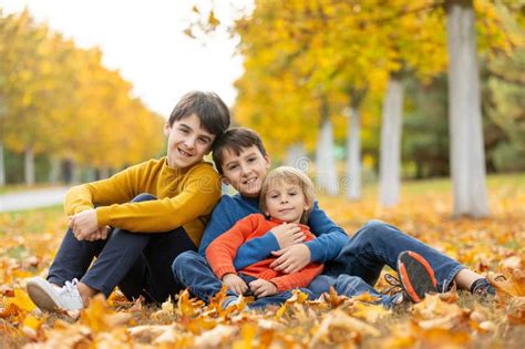 Niños Lindos Y Felices Hermanos Niños Jugando Con Juguetes De Punto En