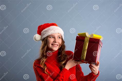 Beauty Christmas Fashion Model Girl Holding Xmas T Box Beautiful