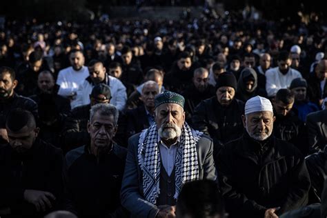 Uprkos izraelskim restrikcijama Bajram namaz u Al Aksi klanjalo više