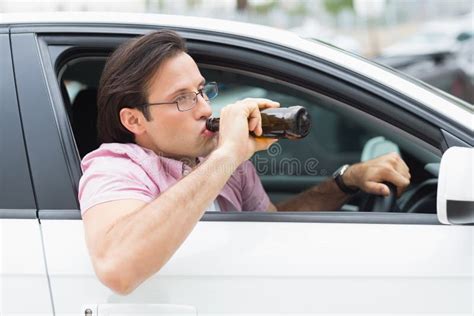 Cerveja Bebendo Do Homem Ao Conduzir Imagem De Stock Imagem De Macho