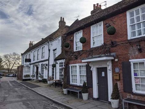 walk   thames path  shepperton surrey chimptrips