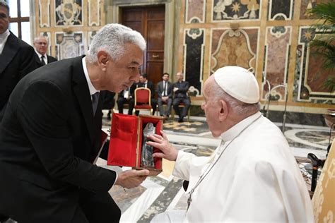 Papa Francisco Ganha Obra Sacra Produzida Por Escultor Mineiro De Presente Zona Da Mata G1