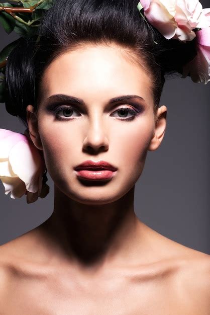 Closeup Portrait De Belle Jeune Femme Avec Des Fleurs Roses Dans Les