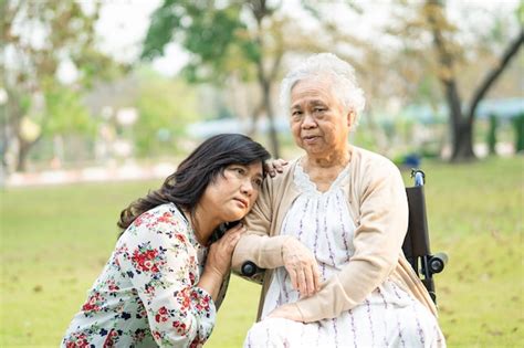 Anciana asiática anciana mujer paciente en silla de ruedas en el parque