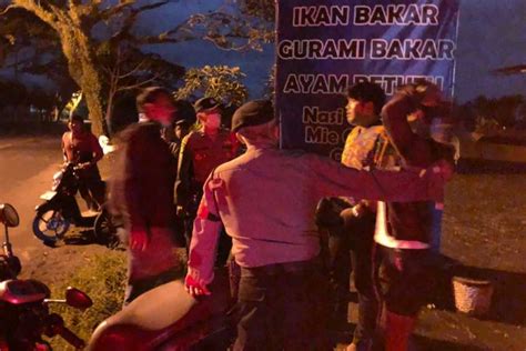 Nongkrong Hingga Dinihari Polisi Bubarkan Sejumlah Pemuda BALIPOST