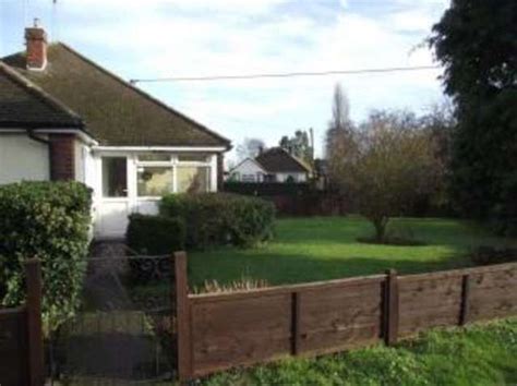 2 Bedroom Bungalow For Sale In Station Avenue Wickford Ss11