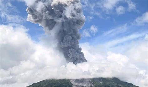 volcano  eastern indonesia erupts alert level raised