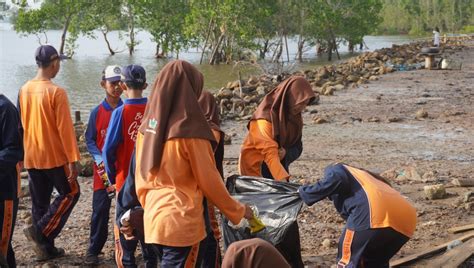 Smpn Sangatta Utara Gelar Aksi Bersih Bersih Pantai Dan Penanaman