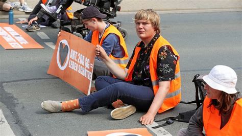 Klimakleber In Berlin Hitziges Wortgefecht Bei Blockade Video Geht Viral