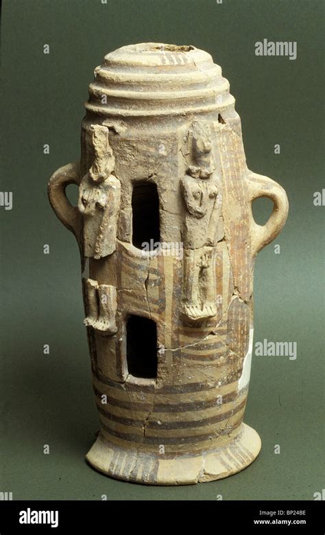 Philistine Pottery Hi Res Stock Photography And Images Alamy