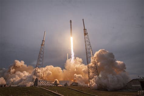 Spacex Logra El Aterrizaje Vertical De Un Cohete Reciclable En Cabo