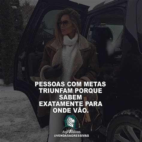 A Woman Is Standing In Front Of A Car With The Words Pessoas Metas