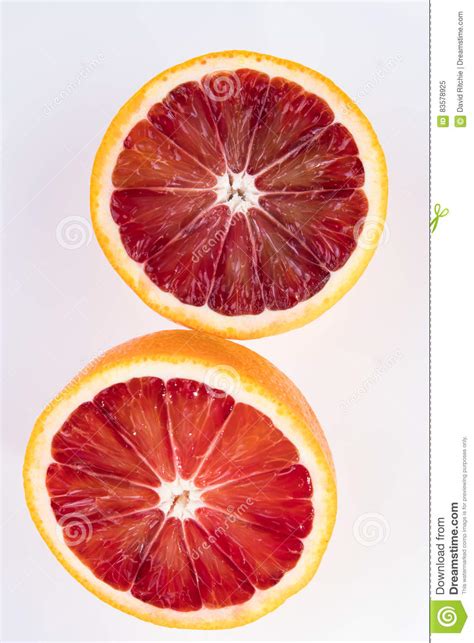 Mitades De Una Naranja Del Blookd Del Corte Aislada En Blanco Imagen