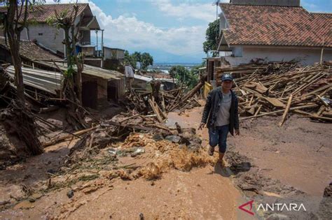 Banjir Bandang Terjang Sumedang Dua Orang Meninggal Dunia Antara News