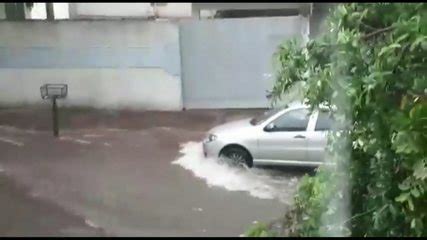 Mulher e dois filhos são resgatados de dentro de carro durante