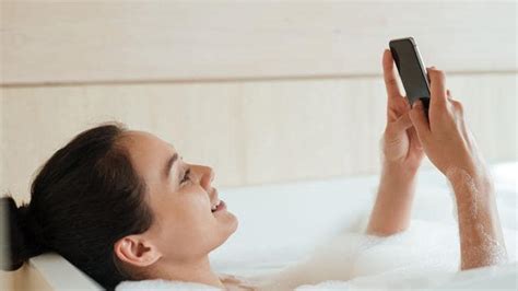 Elle Joue Avec Son Téléphone Dans Son Bain Et Meurt