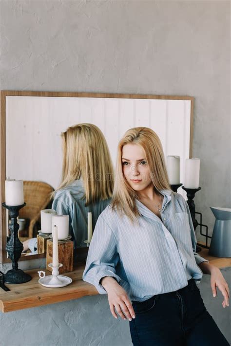 Portrait D Une Jeune Belle Femme Au Lit Le Matin La Maison Blonde Dans L Int Rieur Scandinave