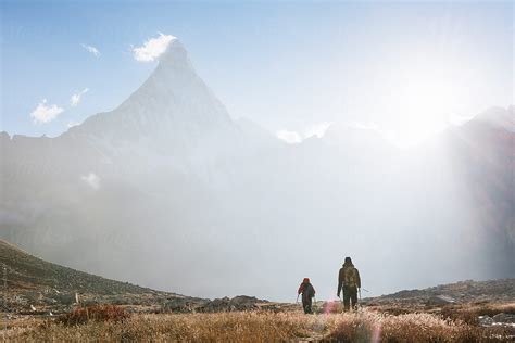 «Mountaineers Trekking The Route To Shivling Mountain» del colaborador ...