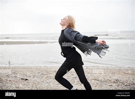 Junge blonde frau am strand Fotos und Bildmaterial in hoher Auflösung Alamy