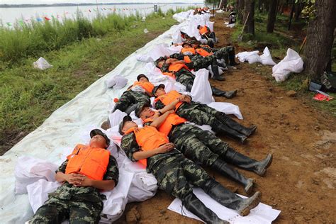 黑龙江受强降雨影响多地受灾 武警官兵紧急奔赴一线救援 伊春 武警官兵 受灾 新浪新闻