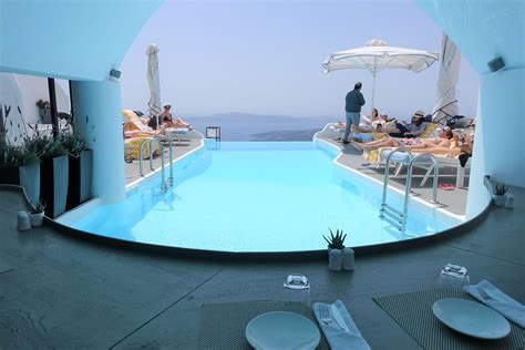 27 Best Santorini Hotels for HONEYMOONS & COUPLES