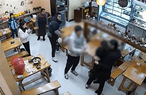 男子进店要钱嫌给的少，骚扰并欲殴打女顾客，老板：顾客给了1元他想要10元