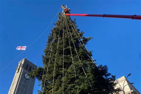 Albero In Piazza Mercatino Alla Rasa E Pista In Arrivo C Aria Di