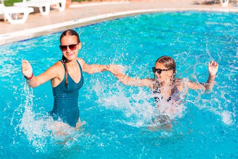 Jolies Filles Joyeuses Samuser à La Piscine Image Stock Image Du Sourire Enfant 219939767