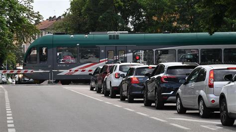 Interventi Sui Passaggi A Livello Sei Strade Interrotte Per I Lavori