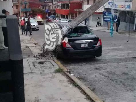 En Xalapa camión de carga derriba poste de CFE