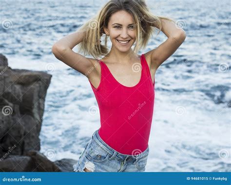 Arbeiten Sie Foto Im Freien Der Herrlichen Sexy Frau Mit Dem Blonden Haar Im Eleganten Bikini Um