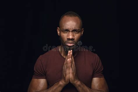 Retrato Ascendente Cercano Del Hombre Joven Aislado En Fondo Negro Del