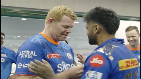 Ipl 2023 Surya Kumar Yadav Honoured In Mumbai Indians Dressing Room