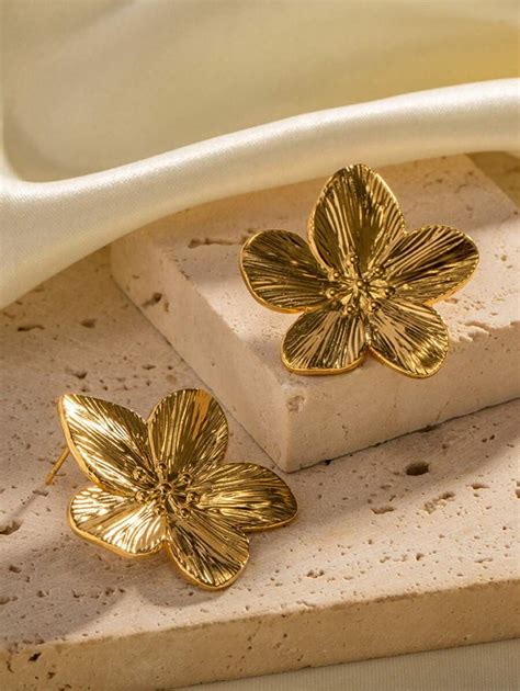 A Pair Of Retro Gold Alloy Flower Metal Stud Earrings Jewelry For Women