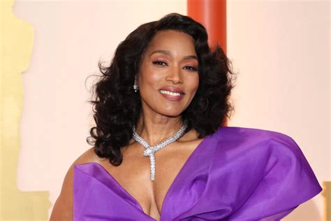 Oscars 2023 Black Panther Wakanda Forever Star Angela Bassett In Moschino Tom Lorenzo