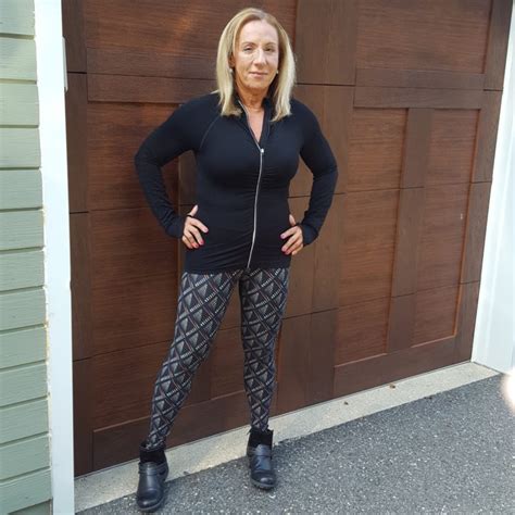 Follow Phyllis This Is How Women Over 50 Can Wear Leggings Printed Followphyllis