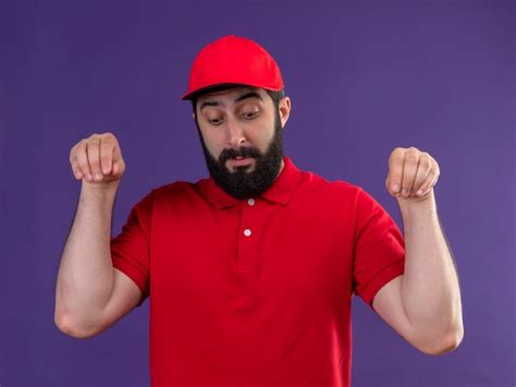 Impresionado joven apuesto repartidor caucásico vestido con uniforme