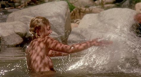 Drew Barrymore Desnuda En Cuatro Mujeres Y Un Destino