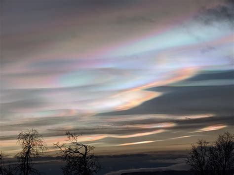 Had some incredible nacreous clouds in northern Sweden today! : r/atoptics