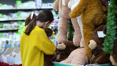 Garota Máscara Abraçando Ursinho No Supermercado Video Estoque