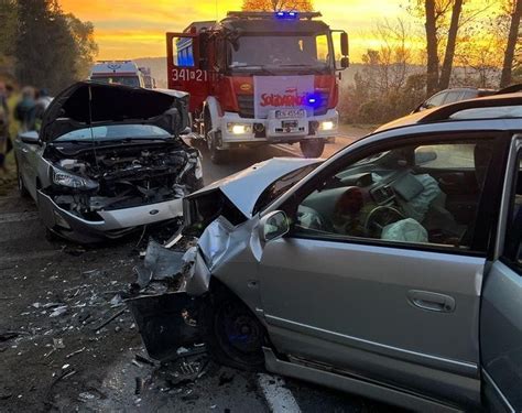 Kurów Wypadek na DK 75 Czołowo zderzyły się dwie osobówki Dwie osoby