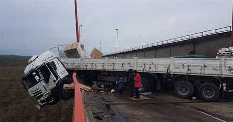 El Vocero Isle O Un Cami N Qued Colgado En El Puente Z Rate Brazo Largo