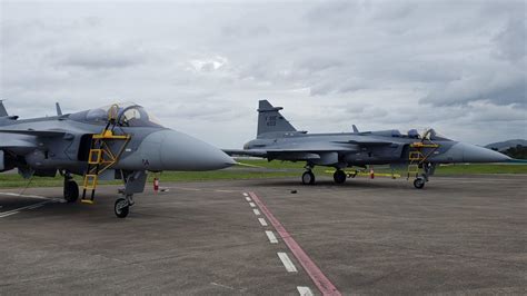 Imagens Os Dois Novo F Gripen Da Fab J Est O Na Embraer Em Sp