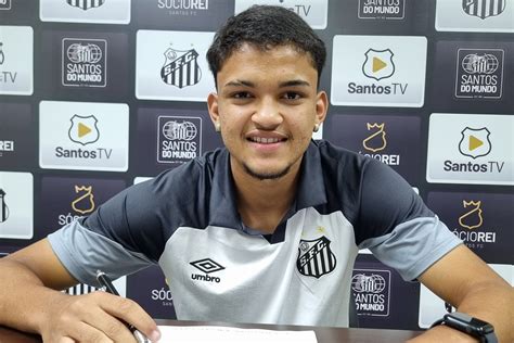 Santos Assina Primeiro Contrato Profissional Meia Do Elenco Sub 17