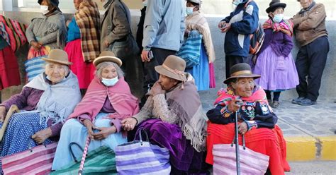 Puno Banco De La Naci N Ancianos Forman Largas Colas Para Cobrar