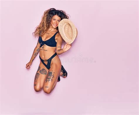 Joven Y Hermosa Mujer Rizada Con Tatuaje En Vacaciones Usando Bikini Sonriendo Feliz Imagen De