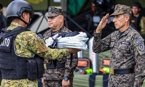 Fotos Ministro De Defensa Entrega Moderno Equipo A Comando De Fuerzas